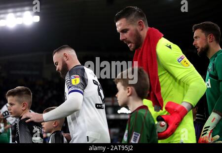 Wayne Rooney (à gauche) du comté de Derby sort du tunnel pour le match du championnat Sky Bet à Pride Park, Derby. Banque D'Images