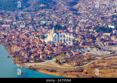 La cathédrale de Svetitskhoveli est un monastère orthodoxe du 6ème siècle à Mtskheta, en Géorgie. Panorama de Mtskheta et du monastère de Svetitskhoveli à partir d'un oeil d'oiseau Banque D'Images