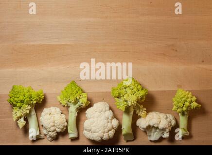 romanesco et chou-fleur en rangée sur un tableau noir Banque D'Images
