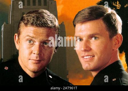 Adam 12 série télévisée universelle 1968-1975 avec Martin Milner à gauche et Kent McCord Banque D'Images