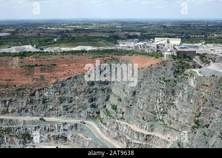 Vue sur la carrière de Bardon dans le Leicestershire depuis le sommet de la colline de Bardon, le point le plus élevé du comté (278 m). Banque D'Images