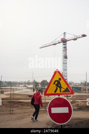 une personne ignore les panneaux de signalisation sur un chantier de construction interdisant le passage et le passage Banque D'Images