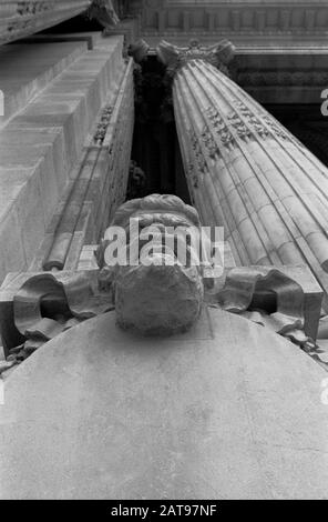 PARIS GRAND PALAIS COLONNE ET TÊTE SCULPTURE DÉTAILS - PARIS ART - PARIS ARCHITECTURE SCULPTURE - PARIS XIX SIÈCLE PÉRIODE - NOIR ET BLANC ARGENT FILM IMAGE © FRÉDÉRIC BEAUMONT Banque D'Images