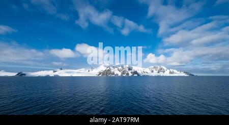 Superbes paysages côtiers le long de la péninsule de Tabarin sur le continent Antarctique Banque D'Images