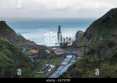 Vue sur Ribeira da Janela depuis la montagne de Madère, au Portugal Banque D'Images