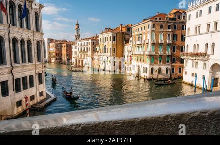 Les gondoles et les bateaux flottent sur le Grand Canal à Venise, Italie. Vue à travers le pont du Rialto railing Banque D'Images