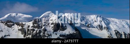 Superbes paysages côtiers le long de la péninsule de Tabarin sur le continent Antarctique Banque D'Images