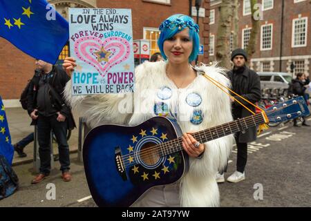 Westminster, Royaume-Uni. 31 janvier 2020. Supergirl de l'UE. Le rallye Pro Europe, avec Bollox aux minis du Brexit en dehors de la Maison de l'Europe, Westminster. Banque D'Images