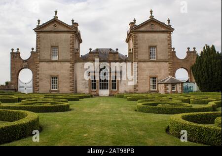 Le pavillon de chasse du XVIIIe siècle de Duke of Hamilton, Chatelherault, Situé dans le parc national de Chatelherault, offre une vue de l'arrière avec la section du jardin de Labyrinth Banque D'Images