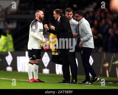 Phillip Cocu (centre), directeur du comté de Derby, parle à Wayne Rooney lors du match du championnat Sky Bet à Pride Park, Derby. Banque D'Images