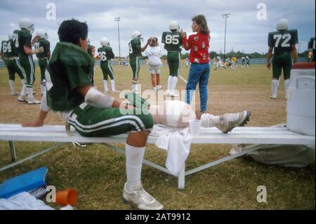 Austin, Texas: Joueur de football junior haut sur le banc en raison de blessures au genou ©Bob Daemmrich Banque D'Images