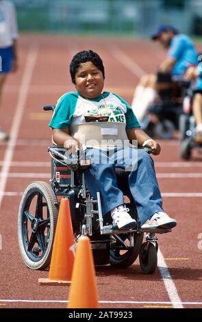 Texas: Un jeune garçon en fauteuil roulant concurrence sur un parcours d'obstacles aux Jeux olympiques spéciaux du Texas. ©Bob Daemmrich Banque D'Images