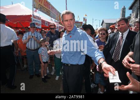 Plant City, Floride: Le gouverneur George W. Bush fait campagne pour la nomination présidentielle républicaine au Florida Strawberry Festival. 12 mars 2000 ©Bob Daemmrich Banque D'Images