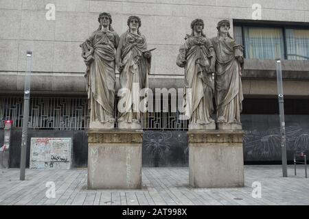 Vier Karyatiden (Quatre Caryatids), pierre de style grec statues des quatre dames des différents arts à Düsseldorf, Allemagne. Construit et érigé en 1881. Banque D'Images