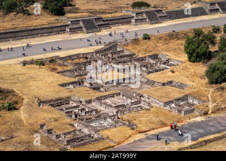 Ruines le long de l'avenue des morts à l'ancienne ville aztèque de Teotihuacan, près de Mexico, Mexique. Banque D'Images