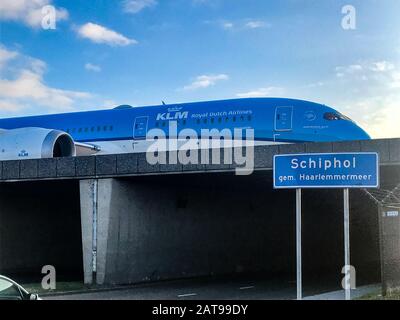 Amsterdam Haarlemmermeer Août 2019 KLM Airpoplain en empruntant la route au-dessus d'un pont à l'aéroport de Schiphol Banque D'Images