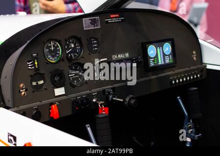 Cockpit d'un petit avion électrique ok-wau 08, Prague, Tchéquie, novembre 2019 Banque D'Images