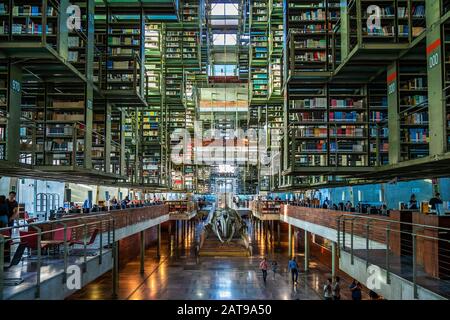 Vue sur l'intérieur du monument architectural Vasconcelos Library (Biblioteca Vasconcelos) à Mexico, au Mexique. Banque D'Images