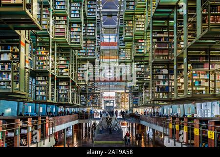 Vue sur l'intérieur du monument architectural Vasconcelos Library (Biblioteca Vasconcelos) à Mexico, au Mexique. Banque D'Images