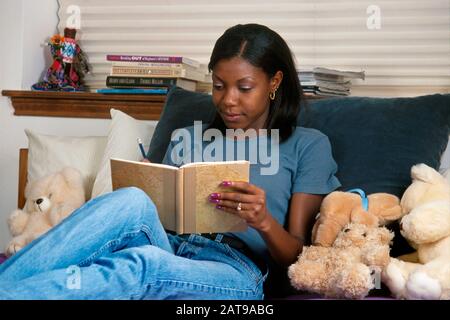 Austin, Texas: Afro-américain 18 ans écrit dans son journal. ©Bob Daemmrich Banque D'Images