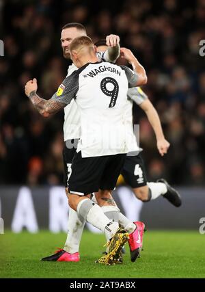 Wayne Rooney (à gauche) du comté de Derby célèbre son troisième but du match avec Martyn Waghorn lors du match du championnat Sky Bet à Pride Park, Derby. Banque D'Images