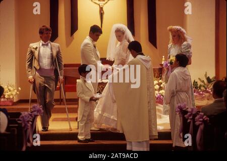 Round Rock, Texas : cérémonie de mariage dans l'Église catholique. ©Bob Daemmrich Banque D'Images