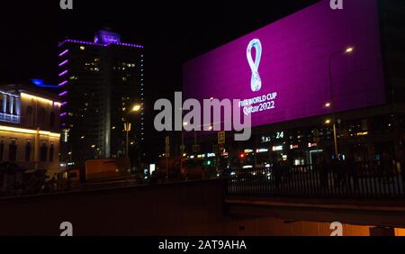 10 septembre 2019, Moscou, Russie. Le logo de la Coupe du monde FIFA 2022, qui se tiendra au Qatar, sur un écran géant dans le centre-ville. Banque D'Images