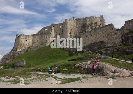 Vue Sur Spissky Casle Depuis La Cour Du Château. Banque D'Images