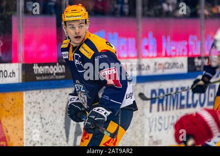 PostFinance Top Scorer Gregory Hofmann # 15 (train EV) pendant le match de hockey de la Ligue nationale de saison régulière entre le train EV et SC Rapperswil-Jona Lakers le 01.31.2020 dans le Bossard Arena en train. Banque D'Images