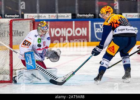 PostFinance Top Scorer Gregory Hofmann # 15 (train EV) ne parvient pas au gardien de but no 51 Noel Bader (Lakers) pendant la saison régulière de la Ligue nationale Hockey entre le train EV et SC Rapperswil Lakers le 01.31.2020 dans le Bossard Arena en train. Banque D'Images