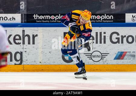 Conclusion PostFinance Top Scorer Gregory Hofmann # 15 (train EV) pendant le match de hockey de la Ligue nationale de saison régulière entre le train EV et SC Rapperswil-Jona Lakers le 31.01.2020 dans le Bossard Arena en train. Banque D'Images
