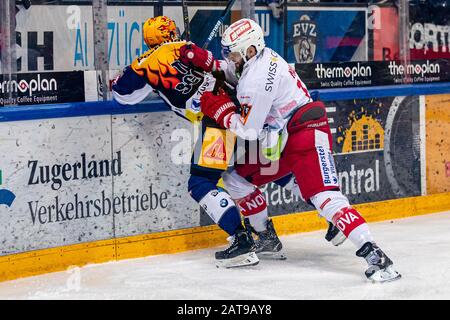 # 11 Fabian Maier (Lakers) contre PostFinance Top Scorer Gregory Hofmann # 15 (train EV) pendant le match de hockey de saison régulière de la Ligue nationale entre le train EV et SC Rapperswil-Jona Lakers le 31.01.2020 dans le Bossard Arena en train. Banque D'Images