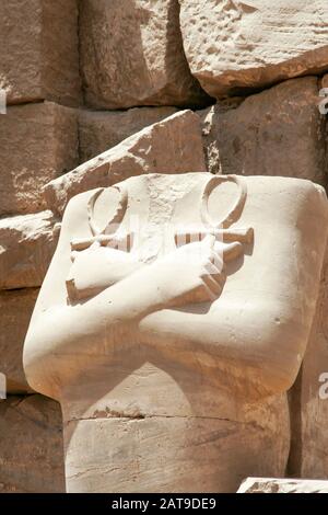 Luxor, Karnak, Egypte, Afrique. Temple de Karnak. Détail de la sculpture de soulagement des mains tenant Ankh. Aussi connue sous le nom de la Croix égyptienne ou de la clé de la vie. Banque D'Images