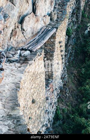 Pont Inca Près De Machu Picchu, Pérou. Ancien pont de trunk sur un sentier de montagne construit par les Incas. Banque D'Images