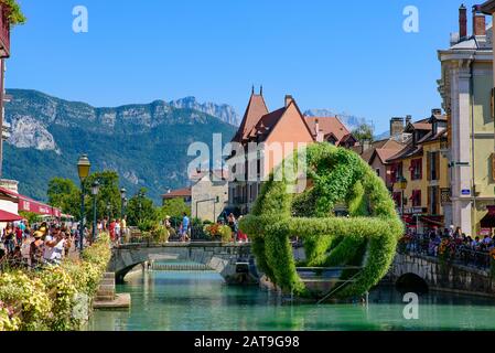 Vue sur la rivière Thiou et la vieille ville d'Annecy, la plus grande ville de Haute-Savoie en France Banque D'Images