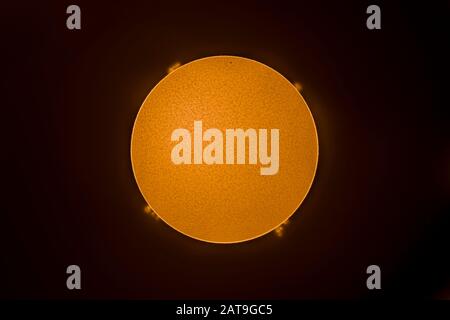 Un événement astronomique étonnant, Planet Mercury transite sur la surface du Soleil, 11 novembre 2019. Nous pouvons voir la petite taille de Mercure comparer au Soleil Banque D'Images