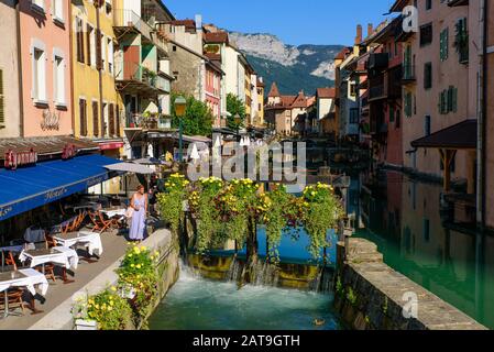 Vue sur la rivière Thiou et la vieille ville d'Annecy, la plus grande ville de Haute-Savoie en France Banque D'Images
