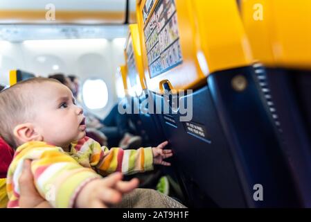 Bébé voyage en avion Banque D'Images