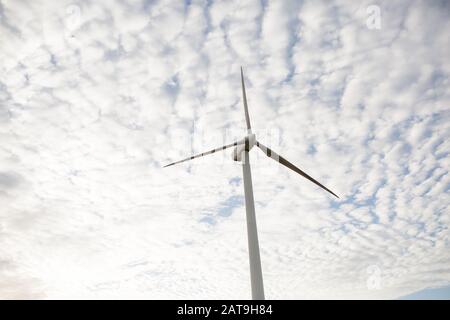 Éolienne utilisée pour la production d'énergie renouvelable avec des nuages en arrière-plan située à Toora Victoria Australie Banque D'Images