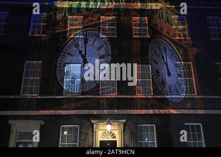 Une image de Big Ben projetée sur 10 Downing Street, Londres, après que le Royaume-Uni a quitté l'Union européenne vendredi, se terminant 47 ans de liens étroits et parfois inconfortables avec Bruxelles. Banque D'Images