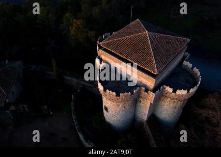 Vue aérienne d'un château médiéval à l'étonnante et abandonnée ville de Granadilla. Un impressionnant château médiéval avec sa tour et ses remparts Banque D'Images