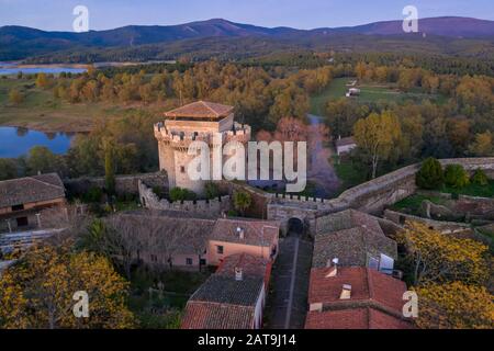 Vue aérienne d'un château médiéval à l'étonnante et abandonnée ville de Granadilla. Un impressionnant château médiéval avec sa tour et ses remparts Banque D'Images