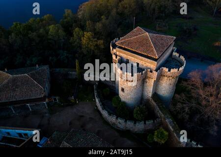 Vue aérienne d'un château médiéval à l'étonnante et abandonnée ville de Granadilla. Un impressionnant château médiéval avec sa tour et ses remparts Banque D'Images