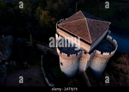 Vue aérienne d'un château médiéval à l'étonnante et abandonnée ville de Granadilla. Un impressionnant château médiéval avec sa tour et ses remparts Banque D'Images