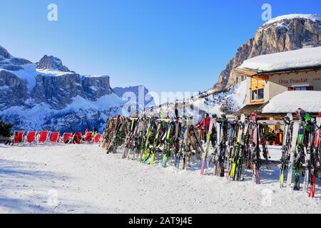 Colfosco, Italie - 24 janvier 2020: Rack de skis et chaises longues dans une cabane de montagne à Colfosco - Alta Badia, Dolomites montagnes, Italie, sur un Win ensoleillé Banque D'Images