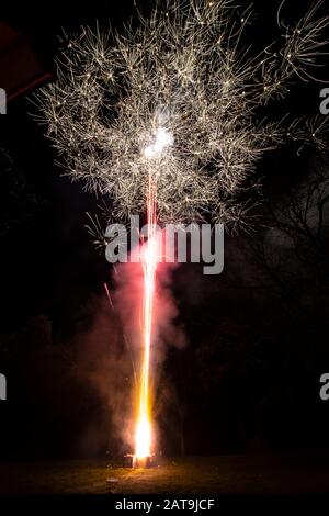 Un incroyable feu d'artifice lors de la célébration du nouvel an pour le début d'une bonne année lors d'un Noël agréable en Espagne, un spectacle coloré Banque D'Images