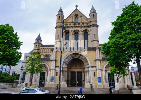 Belfast/Irlande du Nord - 18 mai 2019: Une étude touristique porte de l'église Reine Ann avec de nombreuses inscriptions historiques, pierre sculptée et décoration en métal Banque D'Images