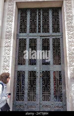 Belfast/Irlande du Nord - 18 mai 2019: Une étude touristique porte de l'église Reine Ann avec de nombreuses inscriptions historiques, pierre sculptée et décoration en métal Banque D'Images