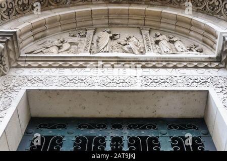 Belfast/Irlande du Nord - 18 mai 2019: Une étude touristique porte de l'église Reine Ann avec de nombreuses inscriptions historiques, pierre sculptée et décoration en métal Banque D'Images