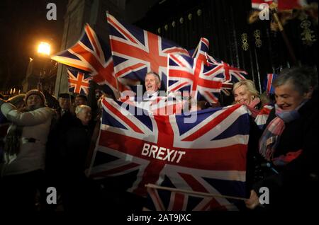 Jim Wells (centre), député provincial du DUP, rejoint les partisans du Pro-Brexit lorsqu'ils se réunissent pour célébrer le Stormont extérieur à Belfast, alors que le Royaume-Uni se prépare à quitter l'Union européenne, mettant fin à 47 ans de liens étroits et parfois inconfortables avec Bruxelles. Date De L'Image: Vendredi 31 Janvier 2020. Voir l'histoire de PA POLITIQUE Brexit. Crédit photo devrait lire: Brian Lawless/PA Wire. Banque D'Images